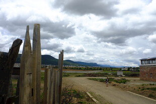 乡村田野边的木栅栏风景