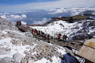 雪山攀登者队伍