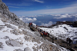 雪山栈道上的徒步人群