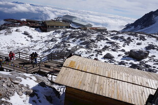 雪山旁的木质小屋