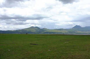 草原远景 山峦隐于云下