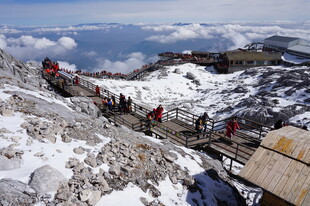 雪山栈道上的游客身影