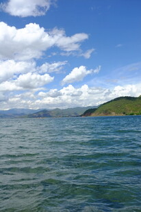 碧海蓝天间的秀丽湖景