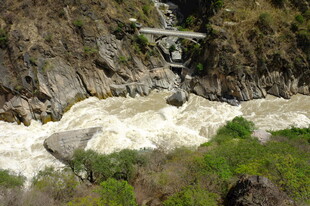 壮观山间瀑布景色