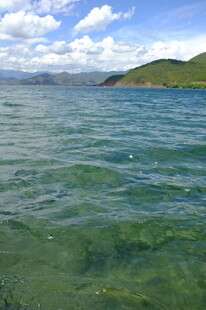 清澈湖水与远处青山