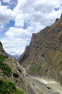 壮丽山间峡谷景观