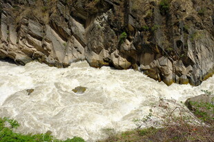 山间湍急的白色溪流