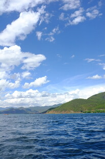 蓝色湖面与远处青山蓝天