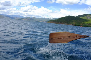 湖面划桨 开启水上悠然之旅