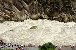 虎跳峡湍急水流引游人