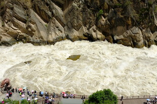 虎跳峡湍急水流壮观景象