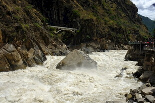湍急河流穿峡谷