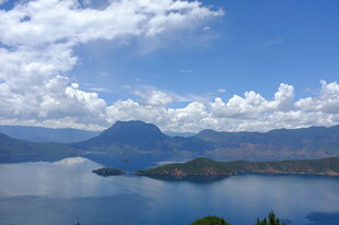 美丽湖景与远山蓝天白云