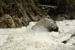 湍急河流中的巨石景观