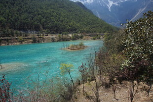 蓝绿色湖水与山间景致