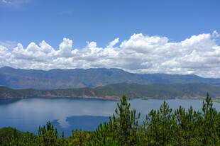 湖畔青山蓝天白云美景