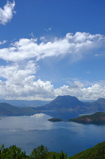 美丽湖景与远处山峦