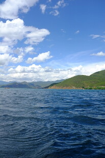 蓝色海洋与远处山峦风景