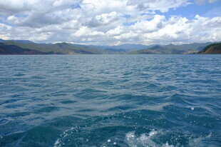 碧波蓝天间的浩渺水面