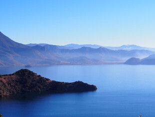 宁静湖景与远山相映成趣