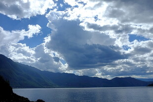 湖畔云山 云卷云舒之景