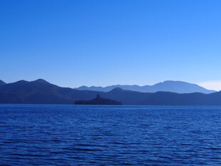 宁静湖水与远方山峦