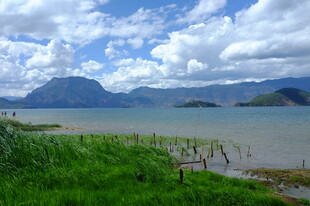 湖畔青山美景