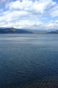 宁静湖面与蓝天白云美景