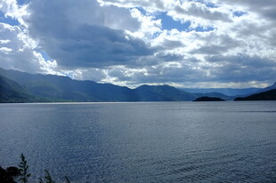 宁静湖景与远方山峦