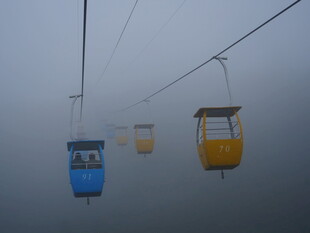 雾中缆车