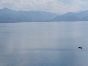 宁静湖面孤舟远景