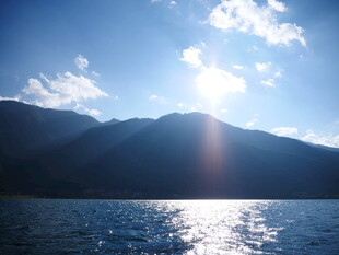 阳光照耀下的山水湖景