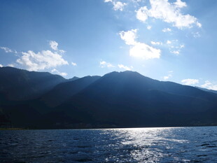 蓝天碧水间的壮丽山景
