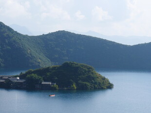 宁静湖畔的青山小岛