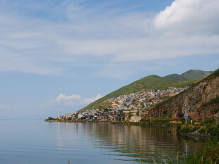 湖畔青山下的美丽村落