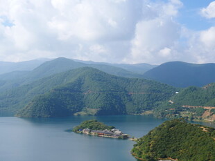湖光山色中的岛屿风光
