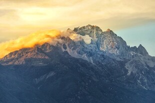 夕阳下的壮丽巍峨山峰