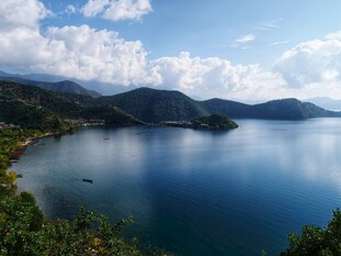 宁静湖景与远处山峦