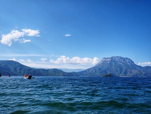 蓝色湖景与远处山峦