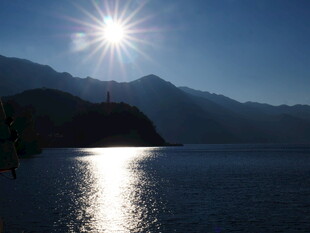 湖畔日出美景