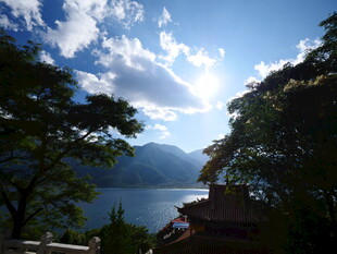 湖畔阳光美景