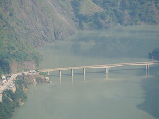 山间跨河大桥风景