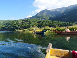 湖畔小舟静美山水风光