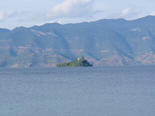 湖中小岛与远处山峦美景