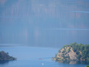宁静湖畔岛屿风光