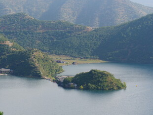 湖光山色中的湖心小岛