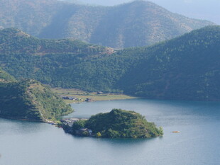 湖光山色中的湖心小岛