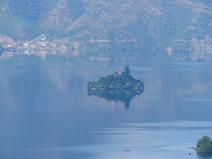 湖中小岛的静谧风光