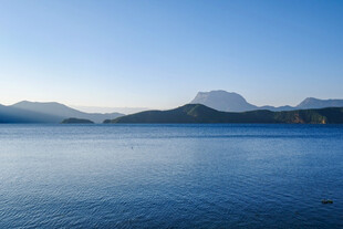 宁静湖景与远处山峦