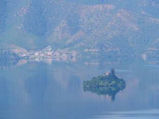 湖中小岛与远处山峦美景
